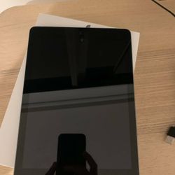 iPad 6th Gen 32GB with Cellular Apple Pencil 1nd Gen - Near New! iPad 6th Gen 32GB with Cellular Apple Pencil 1nd Gen - Near New!