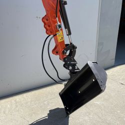 NEW 800mm TILTING MUD BUCKET SUIT 0.8 - 1.2T MINI EXCAVATORS NEW 800mm TILTING MUD BUCKET SUIT 0.8 - 1.2T MINI EXCAVATORS