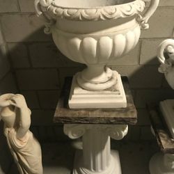Garden pots, statues, and urn's Garden pots, statues, and urn's