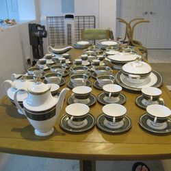ROYAL DOULTON CLASSIC VANBOROUGH DESIGN 82 Pieces #2 ROYAL DOULTON CLASSIC VANBOROUGH DESIGN 82 Pieces #2