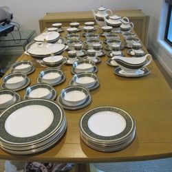 ROYAL DOULTON CLASSIC VANBOROUGH DESIGN 82 Pieces ROYAL DOULTON CLASSIC VANBOROUGH DESIGN 82 Pieces
